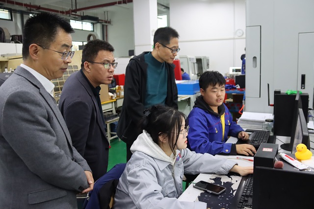 渭南技师学院党委副书记、院长张君升一行参观我校实训基地1.jpg