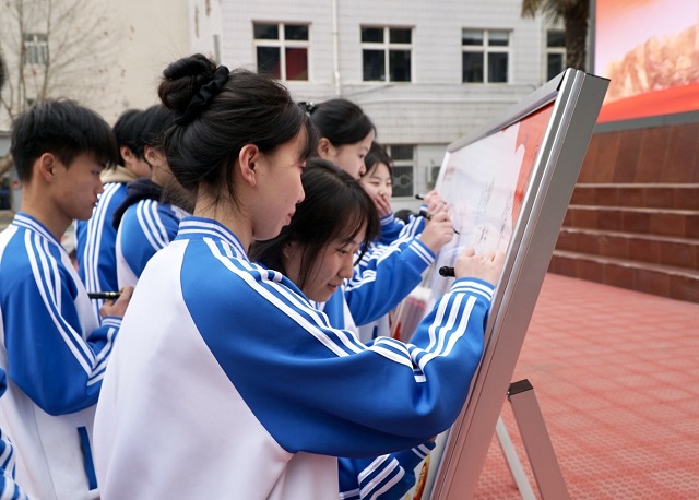 各团学干部、优秀团员代表、志愿者代表在“学雷锋”承诺板上签名.jpg